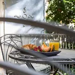 krevet i doručak Luxury With Balcony 4*