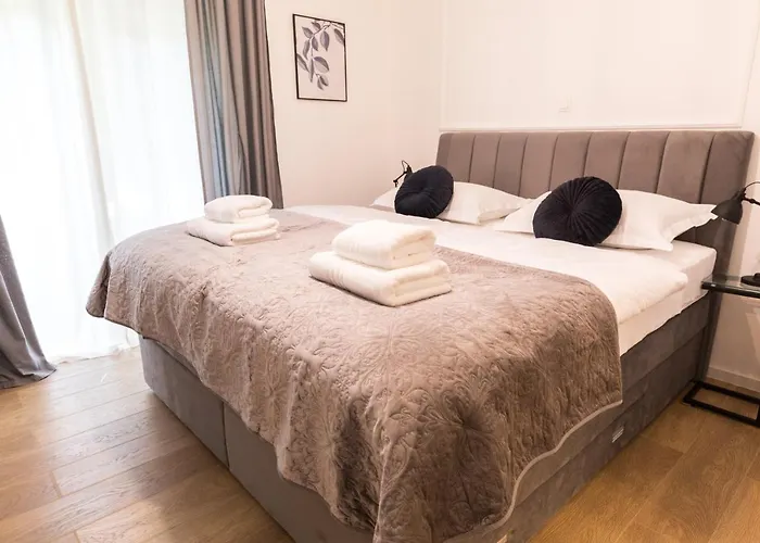 Bed & Breakfast Luxury With Balcony Zara