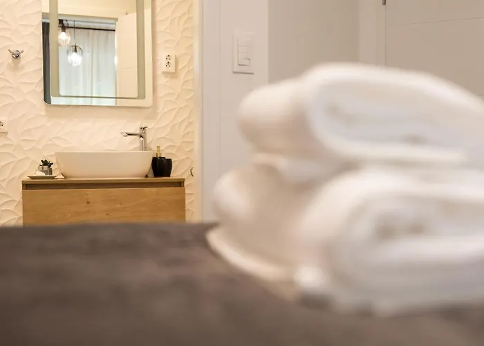 Bed & Breakfast Luxury With Balcony Zara
