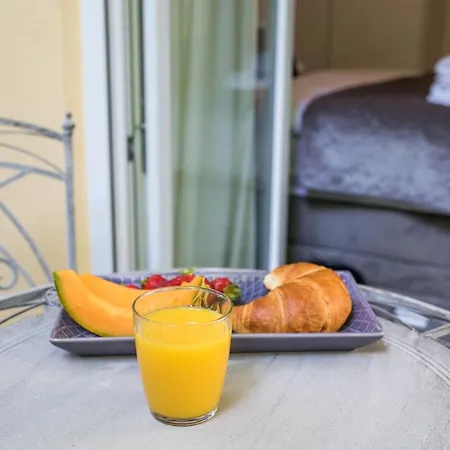 Luxury With Balcony Bed & Breakfast 4*