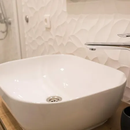 Luxury With Balcony krevet i doručak 4*